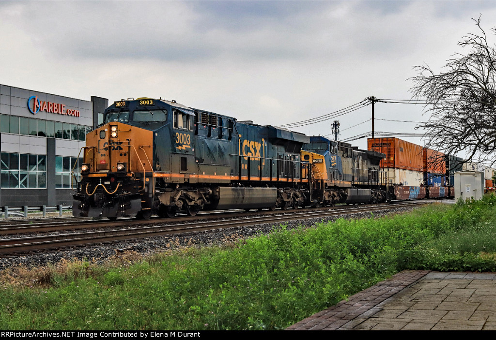 CSX 3003 on I-158